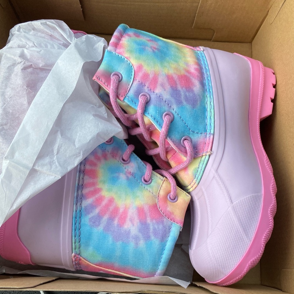 Girl Sperry boots
